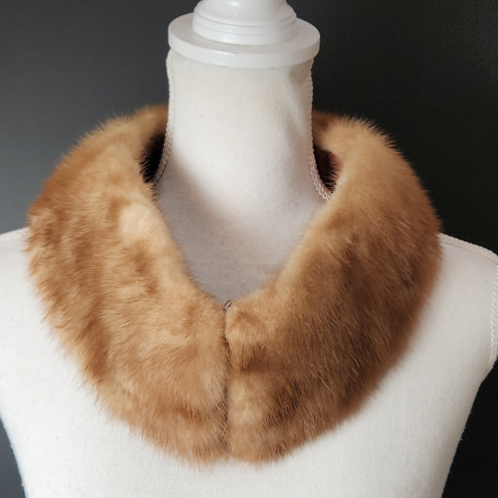 Elegant Tan Fur Collar
